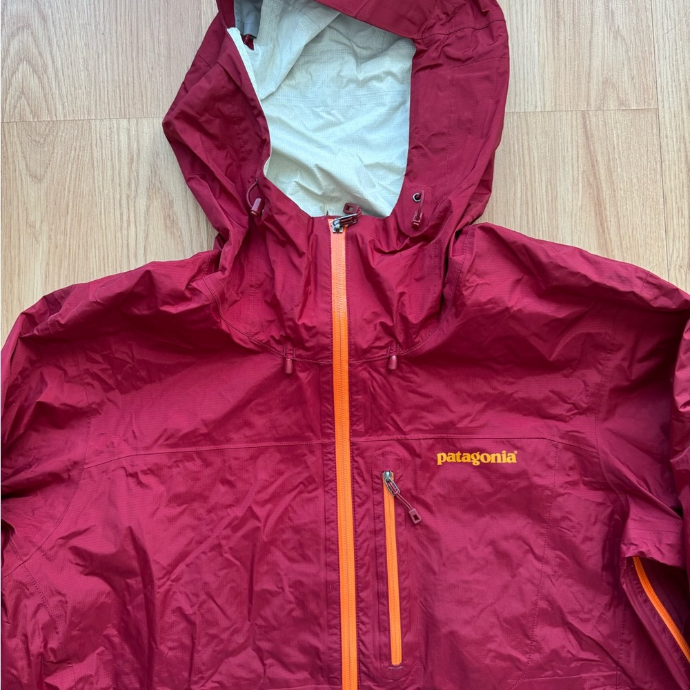 Patagonia Burgundy Hooded Windbreaker size Large Mens